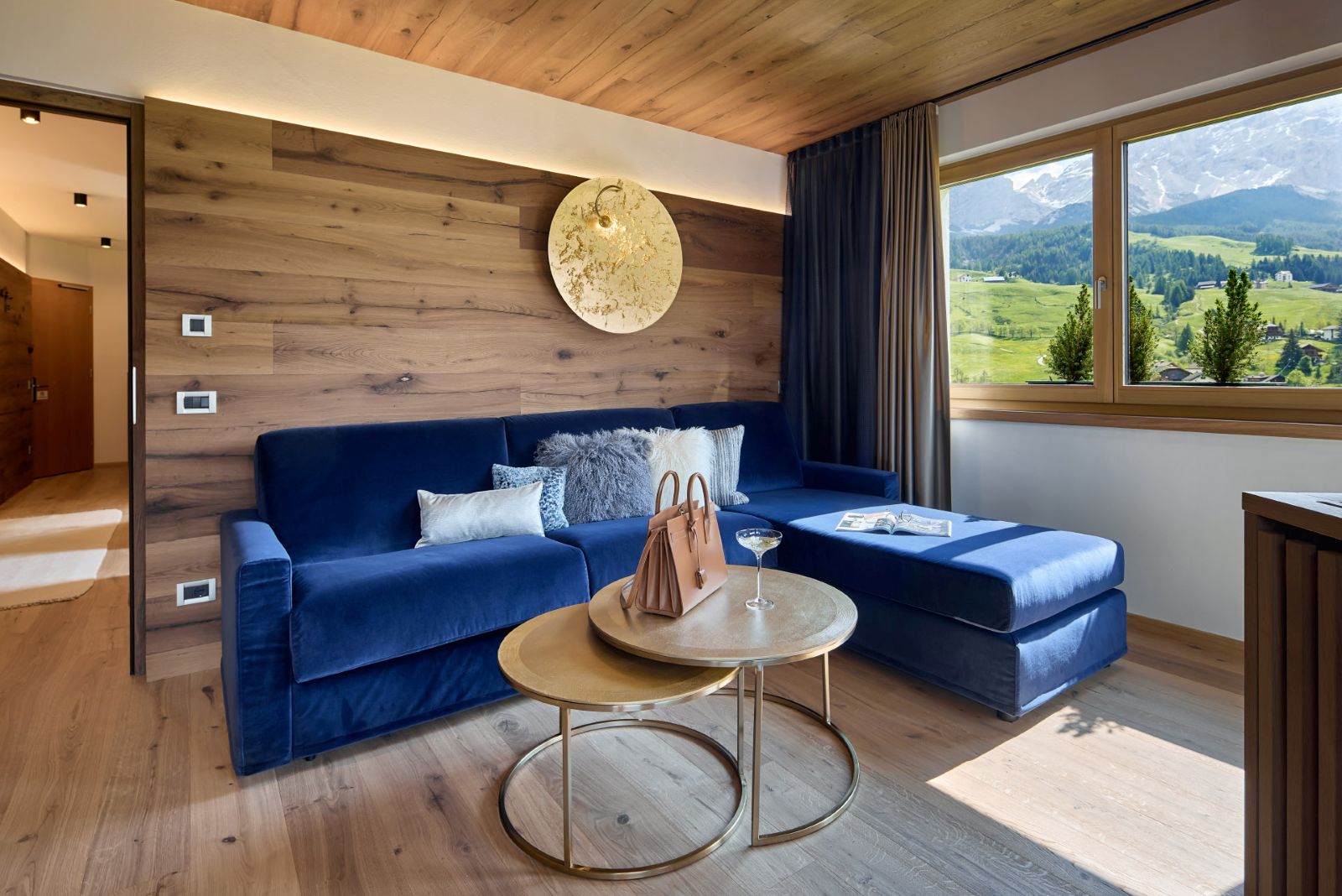 Hotel La Majun, La Villa - suite with sofas and coffee table